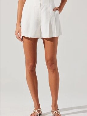 Astr White High-Waist Pleated Front Shorts